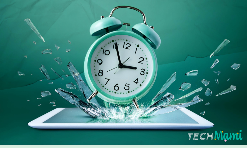 Türkisfarbener Retro-Wecker fällt auf ein Tablet und zerschmettert das Display. Symbolisiert das Ende der Medienzeit und die Begrenzung der Bildschirmzeit für Kinder.